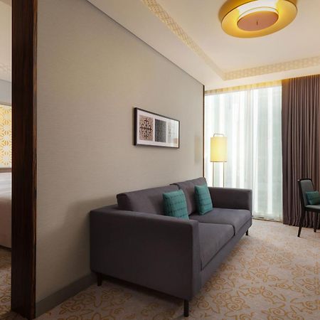 Sheraton Astana Hotel Bagian luar foto A suite at the hotel