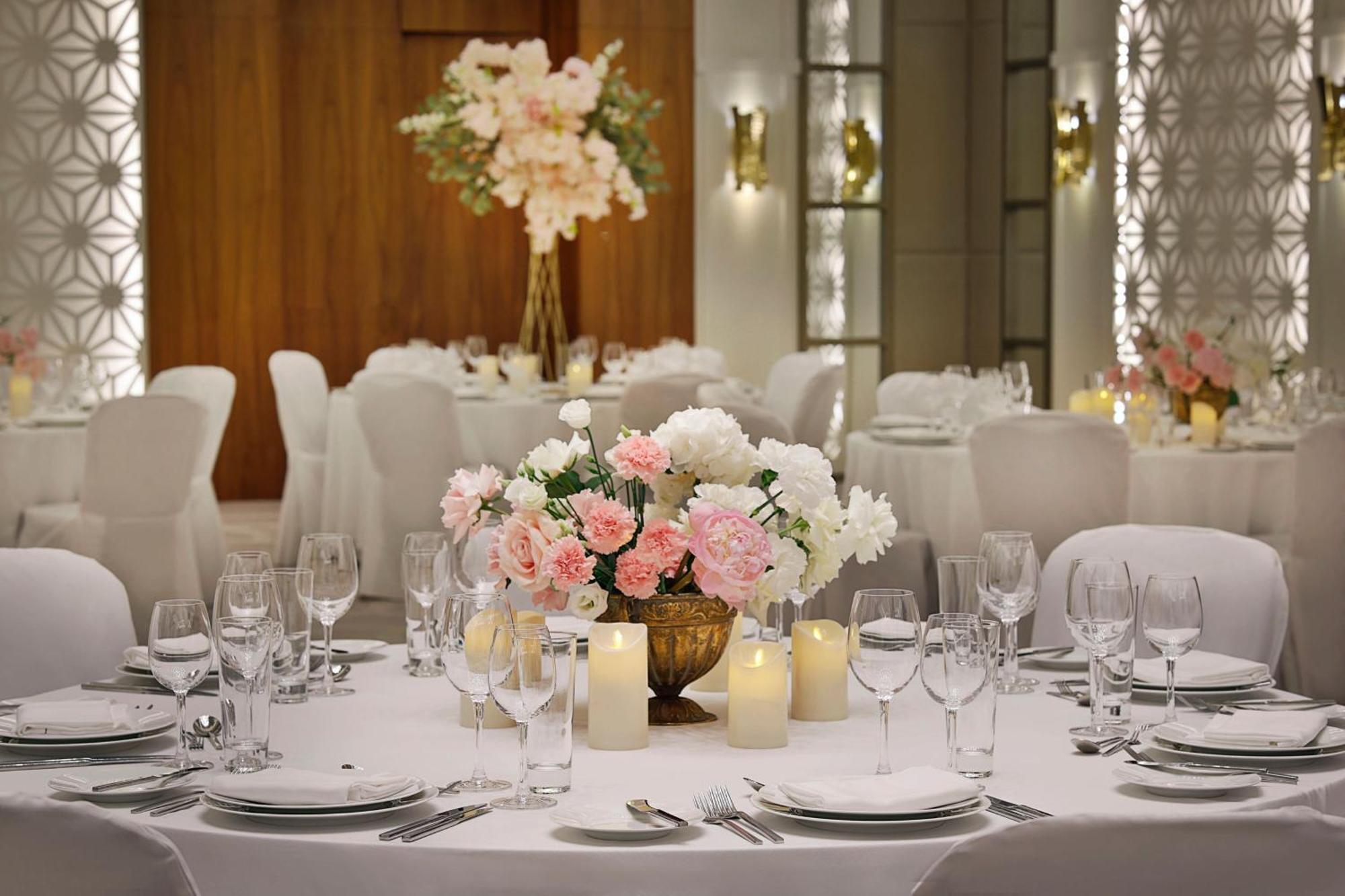 Sheraton Astana Hotel Bagian luar foto Wedding reception at the Jumeirah Emirates Towers Hotel