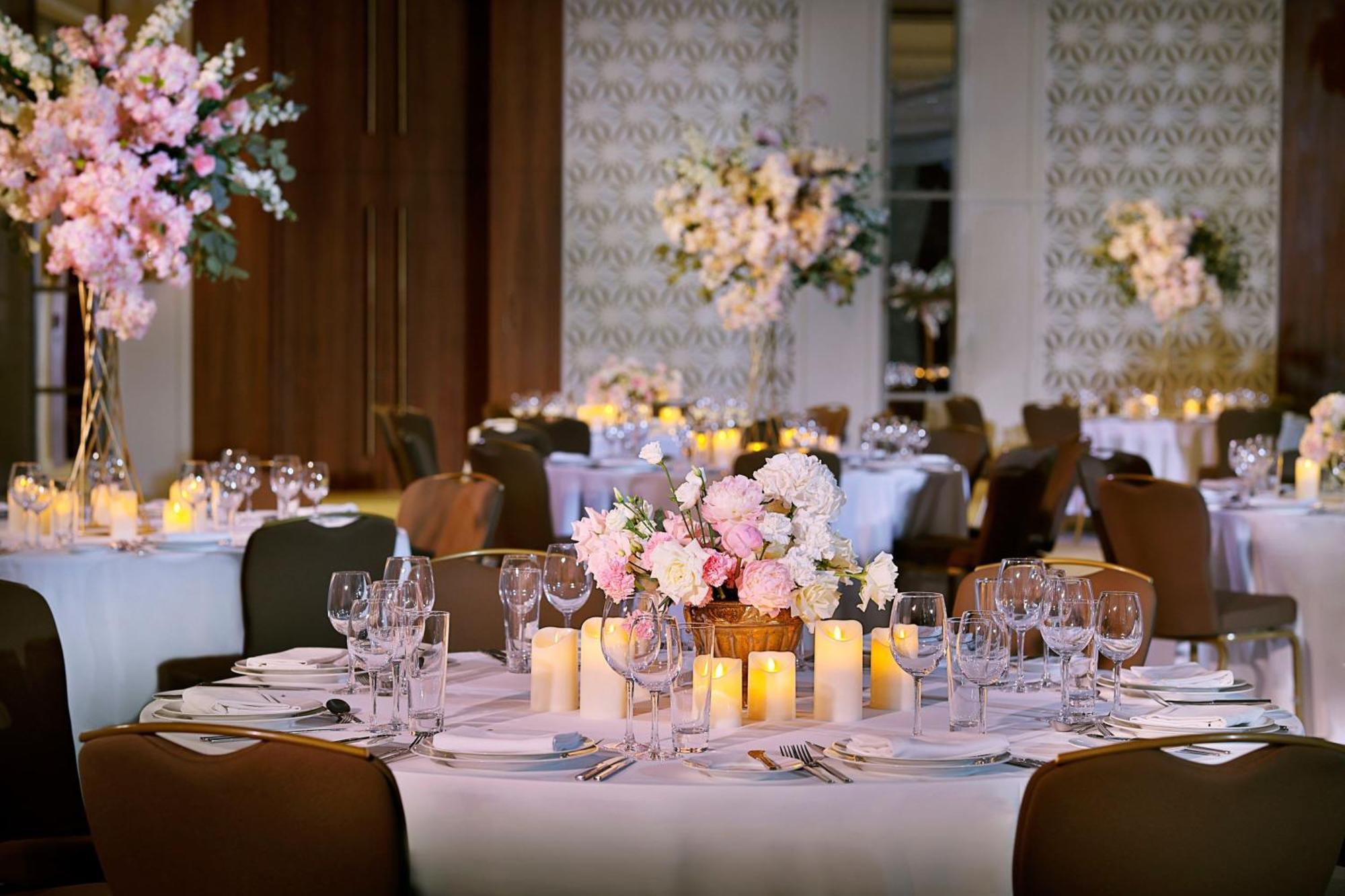 Sheraton Astana Hotel Bagian luar foto The ballroom at The Dorchester