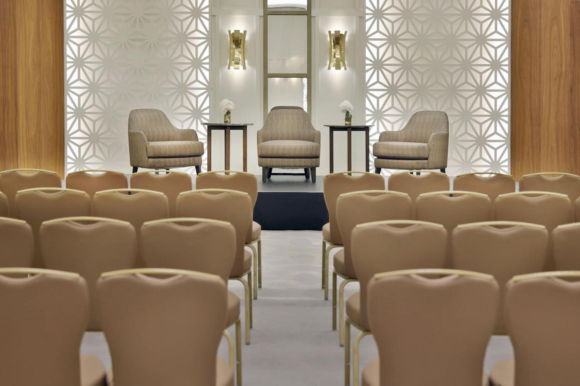 Sheraton Astana Hotel Bagian luar foto The interior of the new synagogue