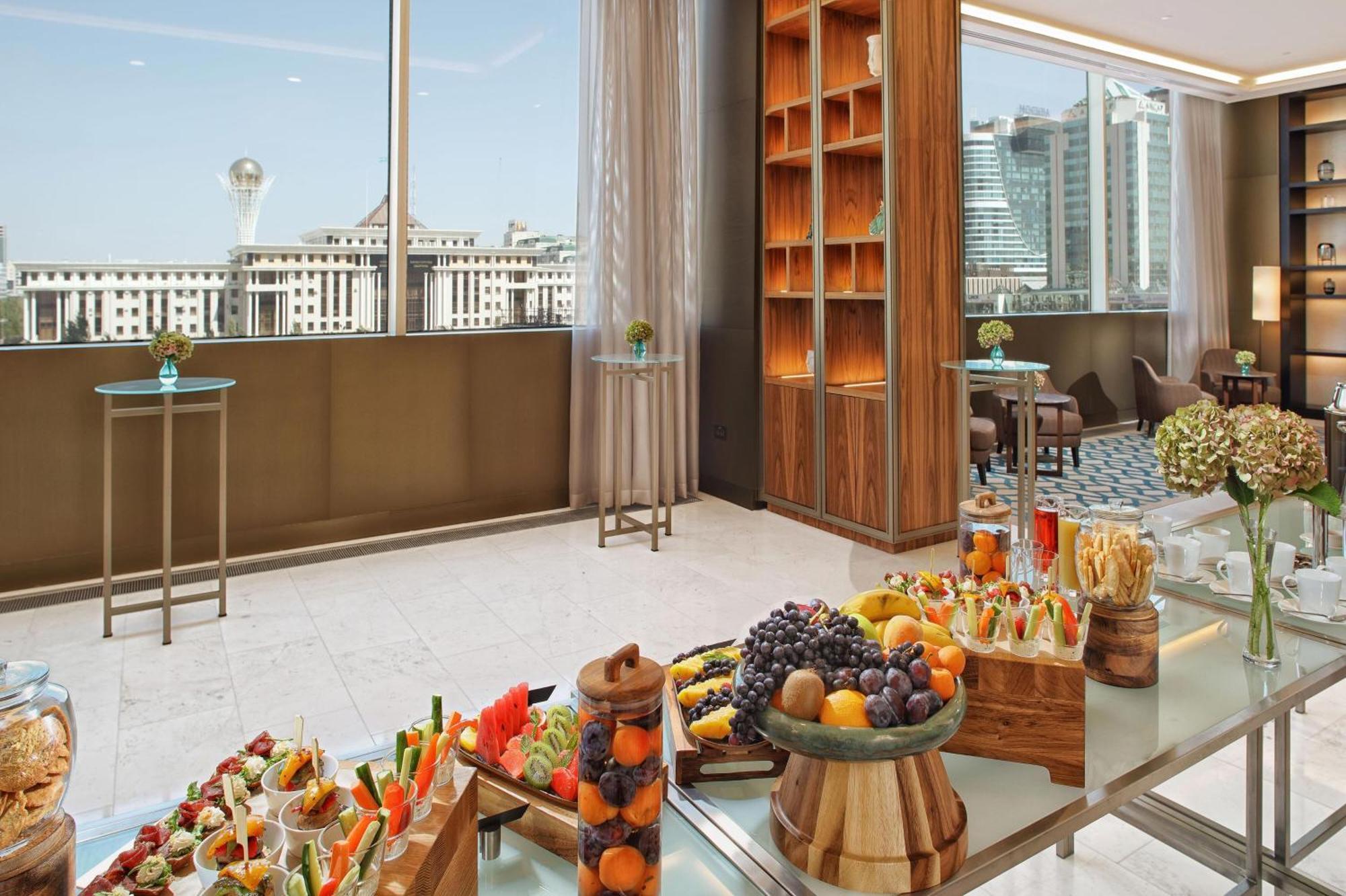 Sheraton Astana Hotel Bagian luar foto The Club at The Westin Mumbai