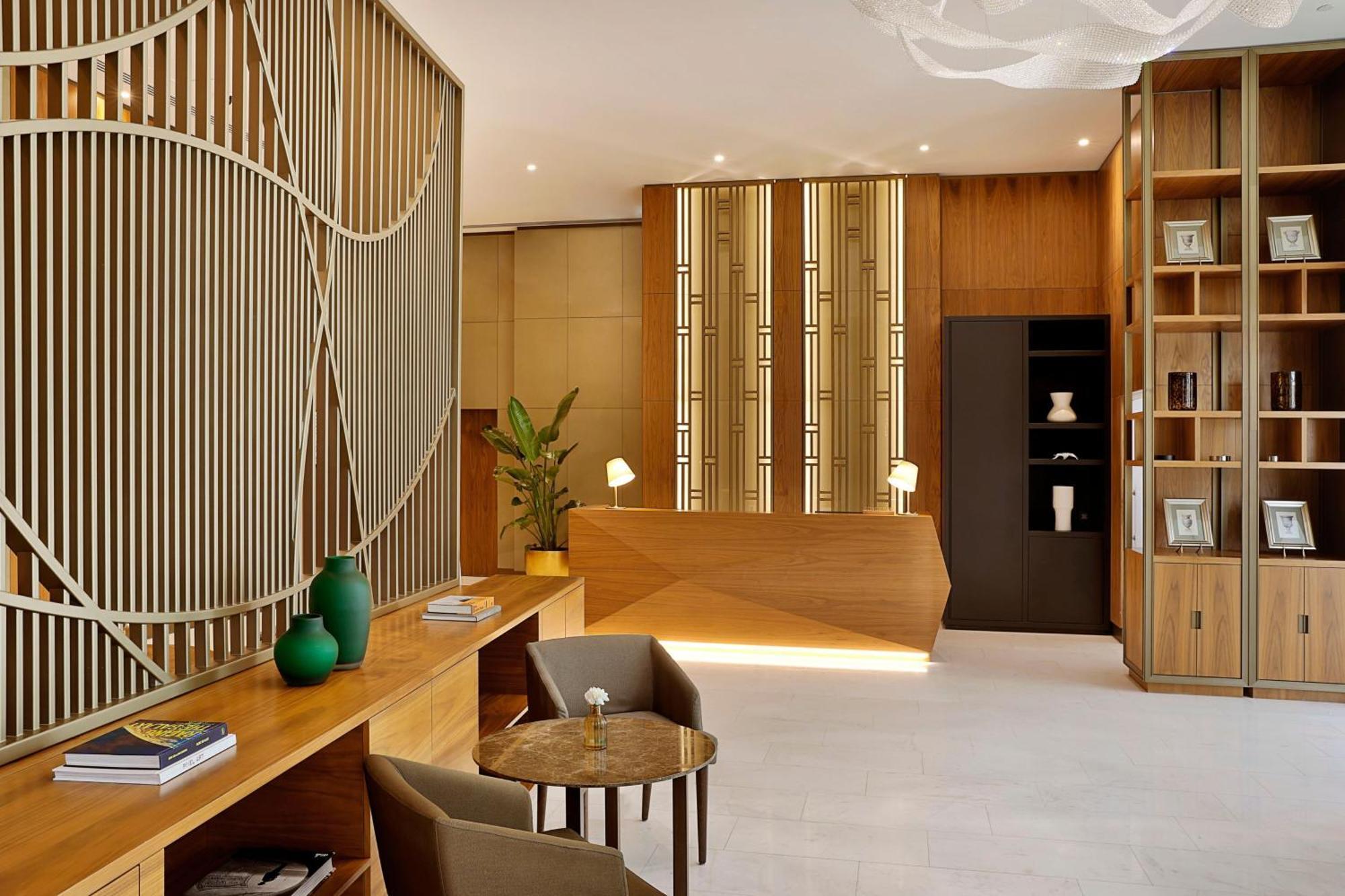 Sheraton Astana Hotel Bagian luar foto The interior of the new lounge