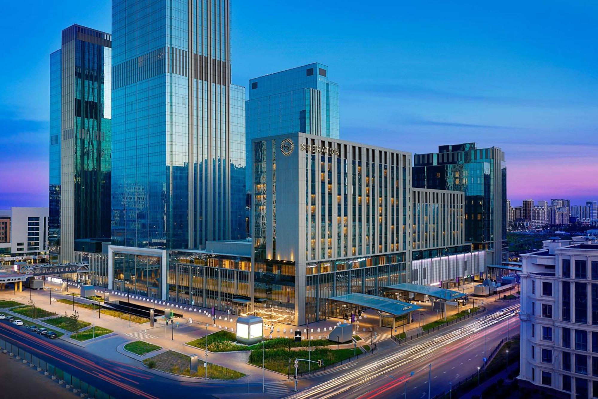 Sheraton Astana Hotel Bagian luar foto The complex at night