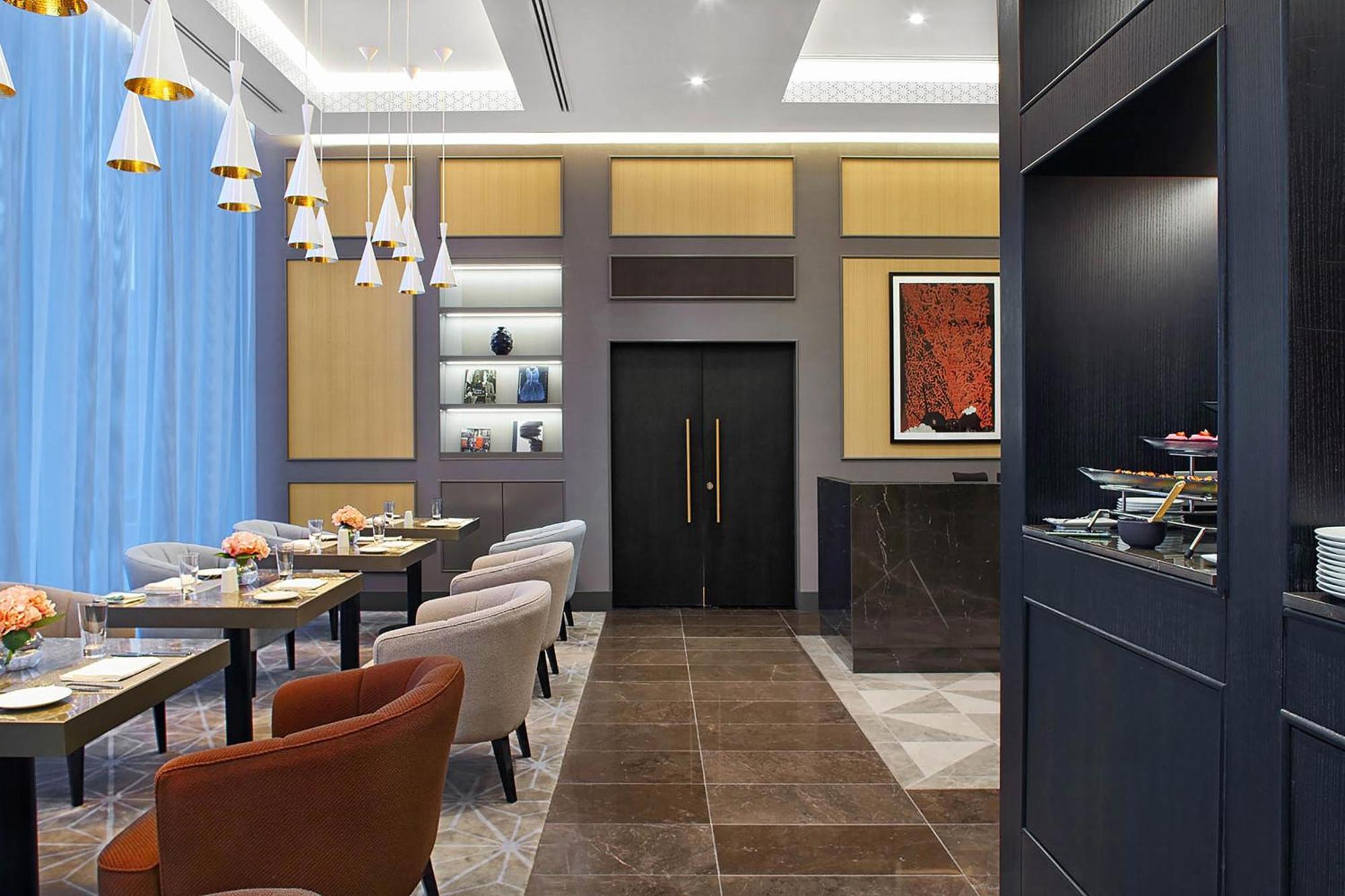 Sheraton Astana Hotel Bagian luar foto The interior of the restaurant