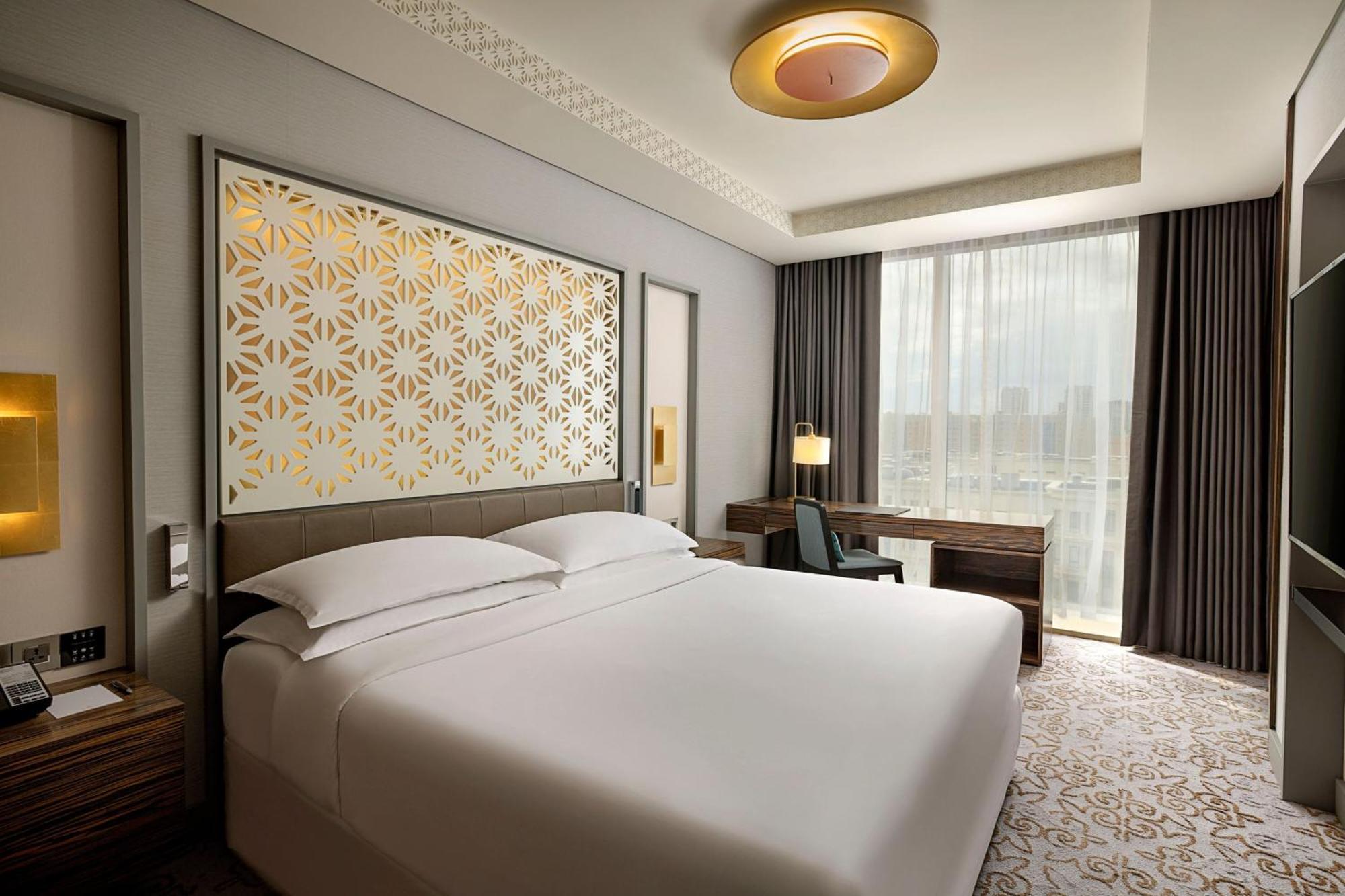 Sheraton Astana Hotel Bagian luar foto A bedroom at the hotel