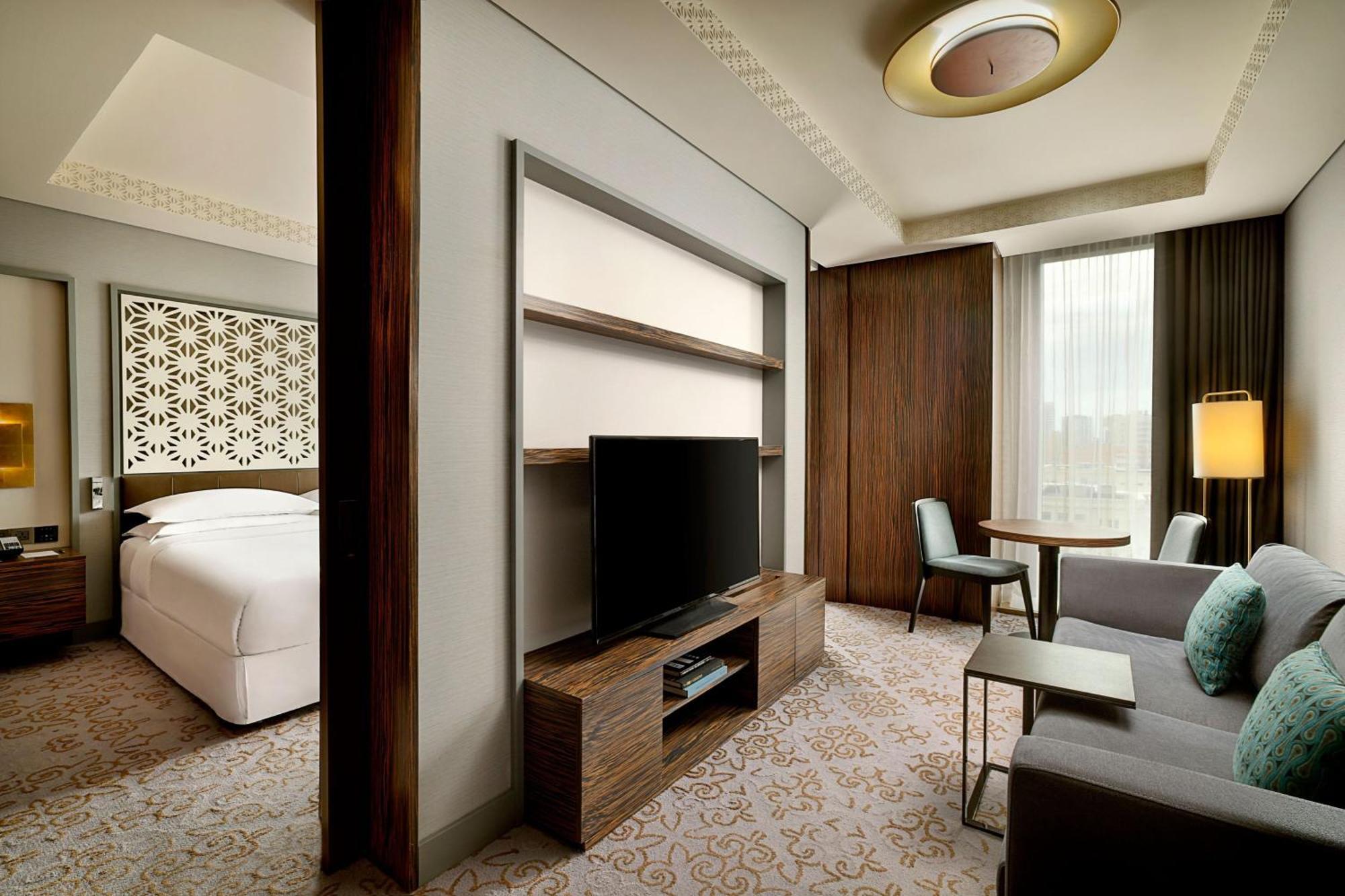Sheraton Astana Hotel Bagian luar foto A suite at the hotel