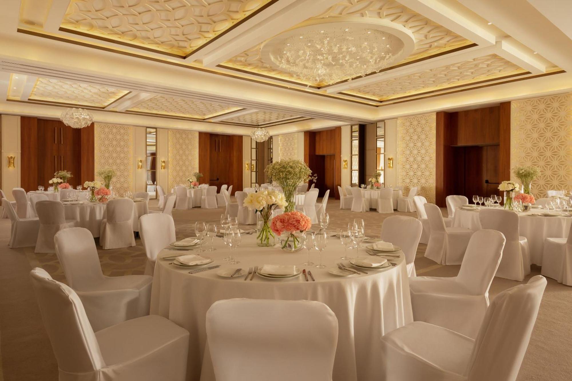 Sheraton Astana Hotel Bagian luar foto The ballroom
