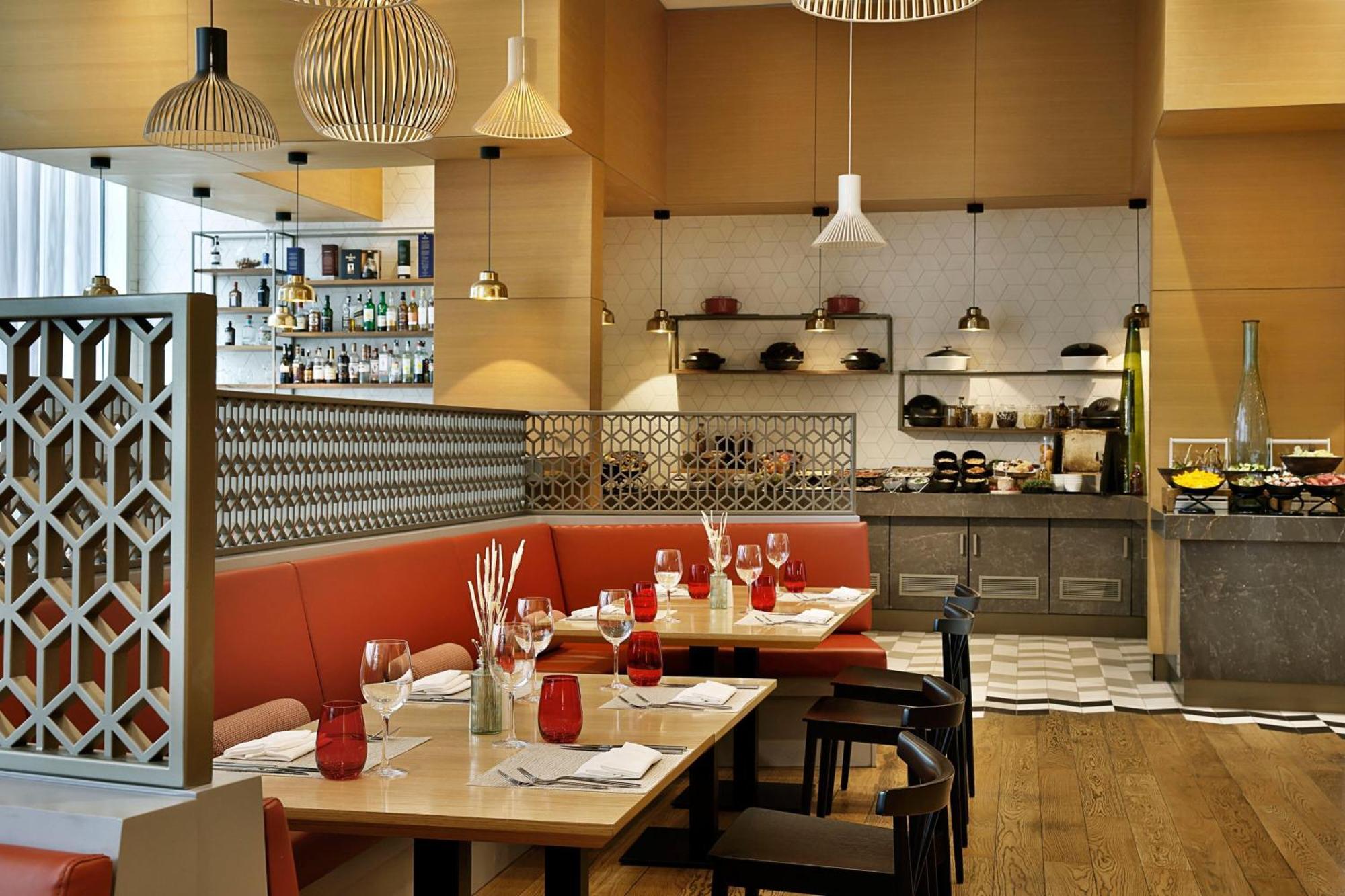 Sheraton Astana Hotel Bagian luar foto Restaurant