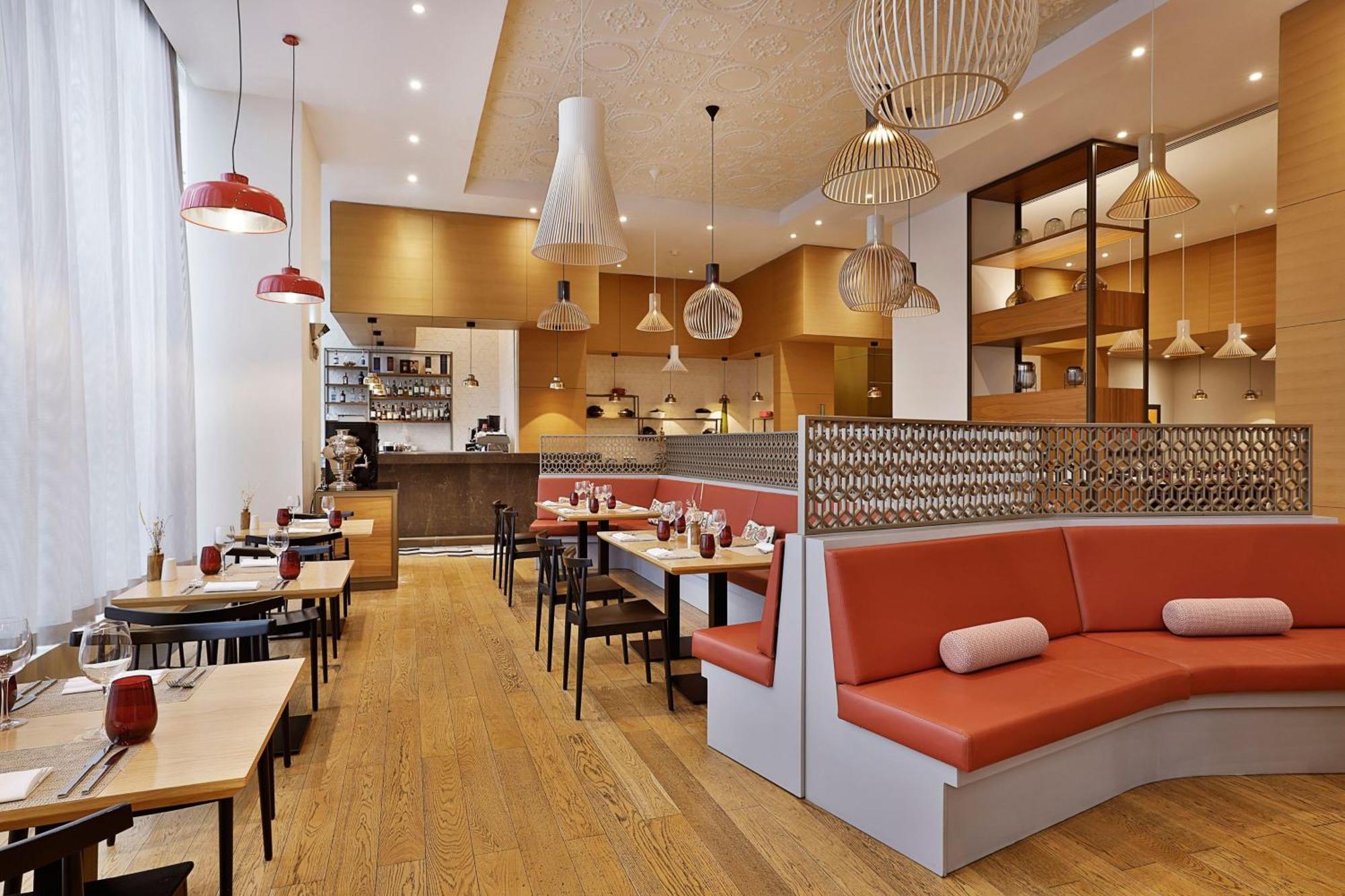 Sheraton Astana Hotel Bagian luar foto Interior of a restaurant