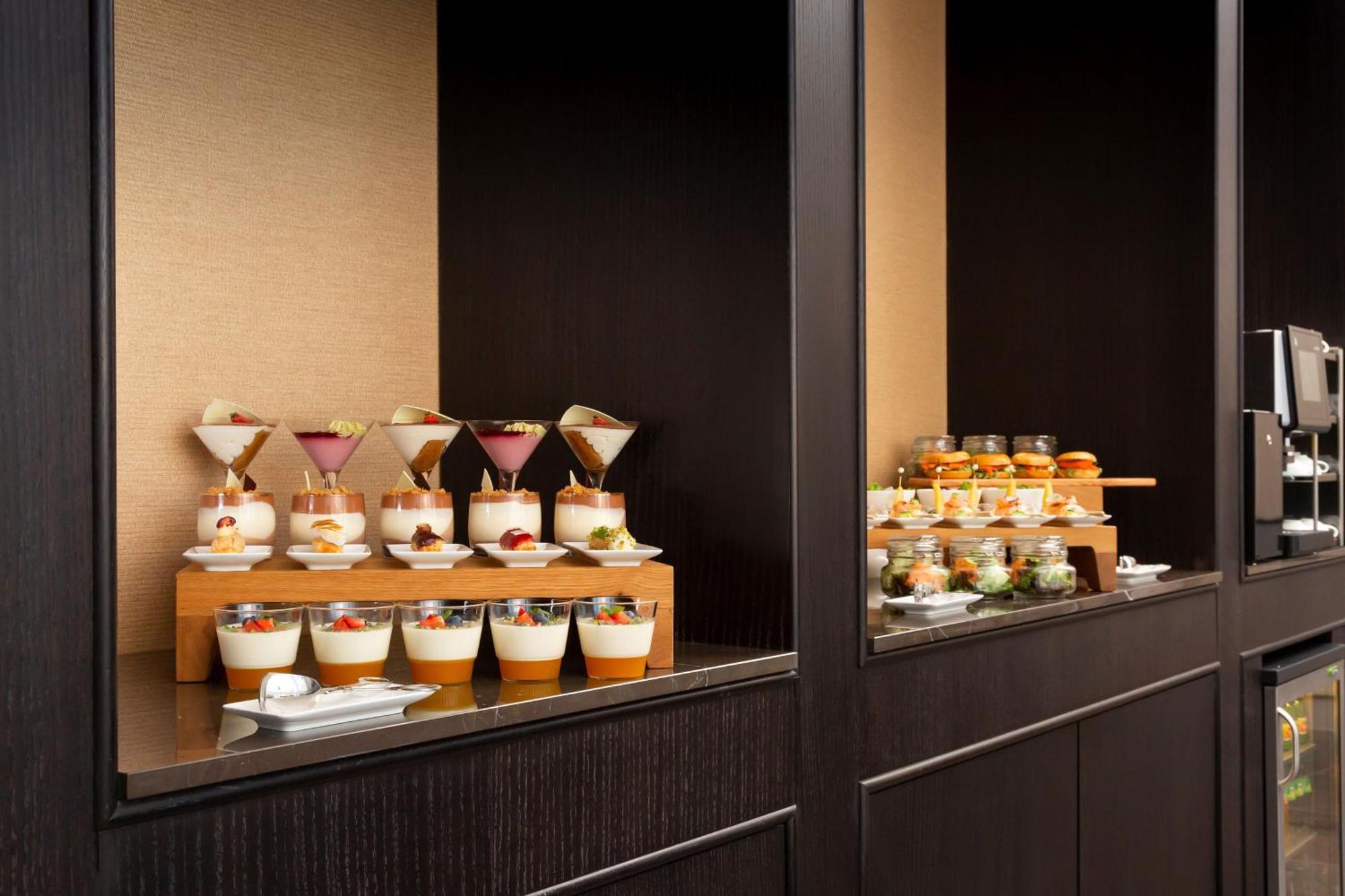 Sheraton Astana Hotel Bagian luar foto A dessert buffet