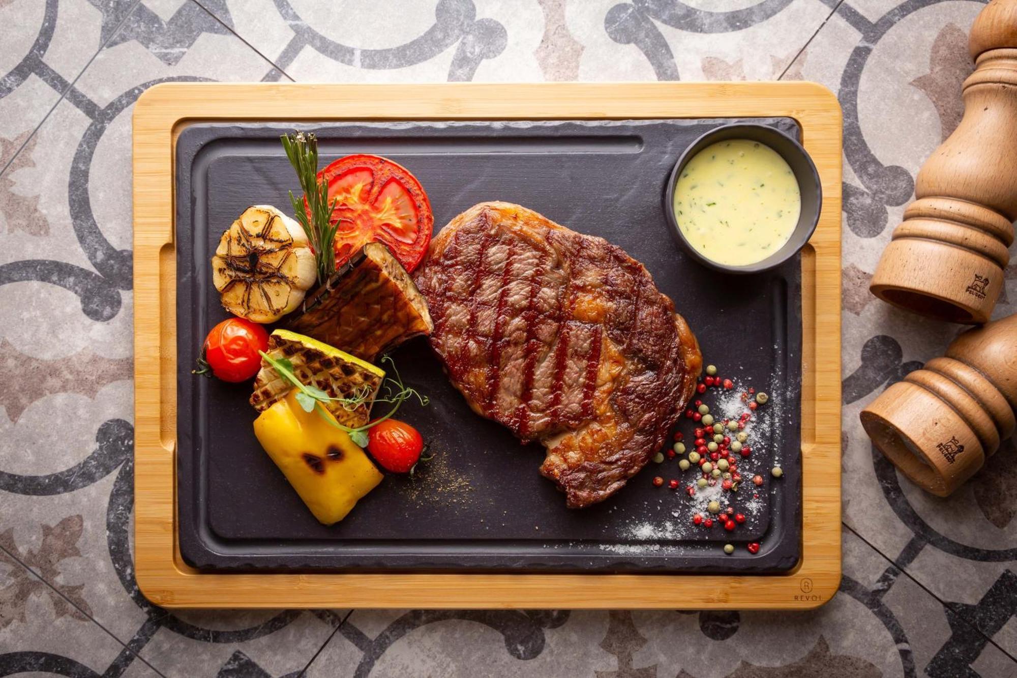 Sheraton Astana Hotel Bagian luar foto A steak