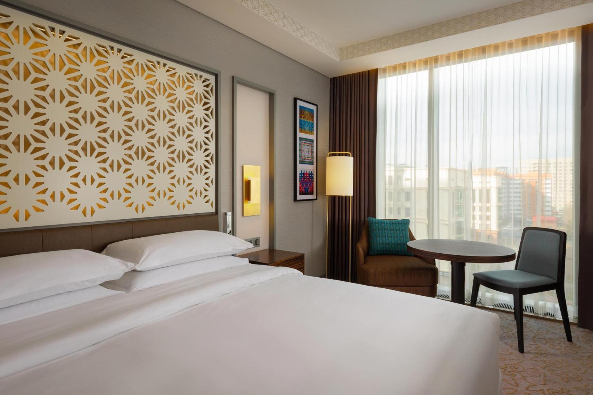 Sheraton Astana Hotel Bagian luar foto A guest room at the hotel