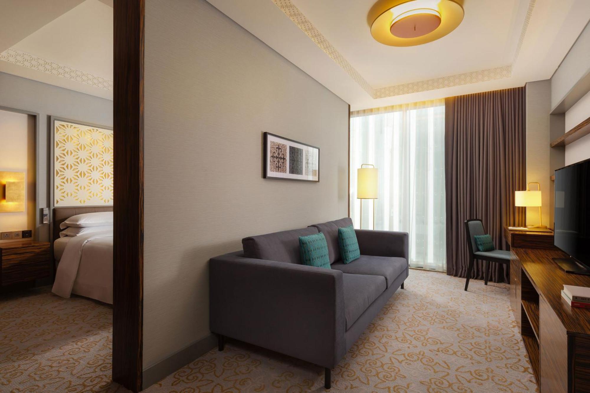 Sheraton Astana Hotel Bagian luar foto A suite at the hotel
