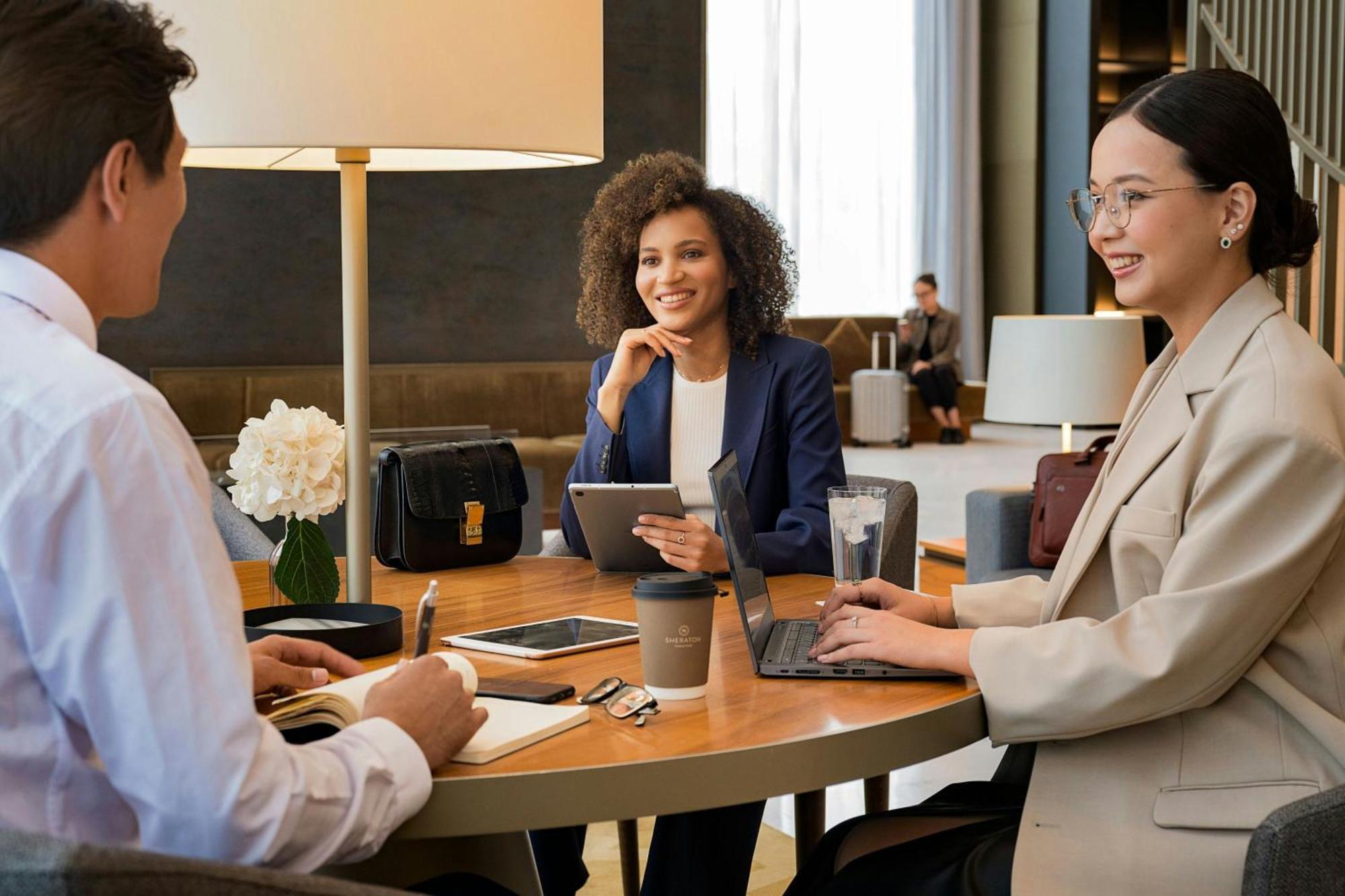 Sheraton Astana Hotel Bagian luar foto Concierge at work